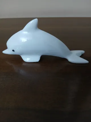 Delfino in marmo bianco