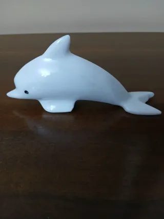 Delfino in marmo bianco