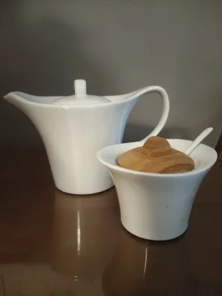 Cafetera y azucarero de porcelana