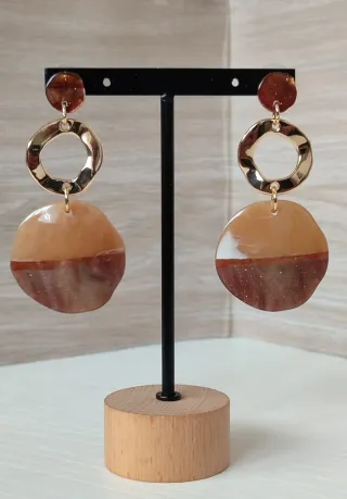 Pendientes largos resina marrón y dorado