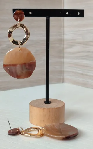 Pendientes largos resina marrón y dorado