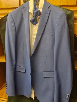 Traje juvenil azul y camisa blanca