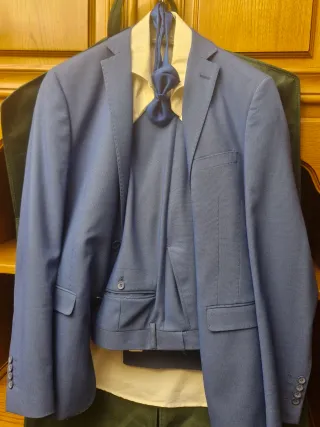 Traje juvenil azul y camisa blanca