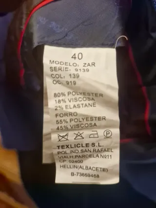 Traje juvenil azul y camisa blanca