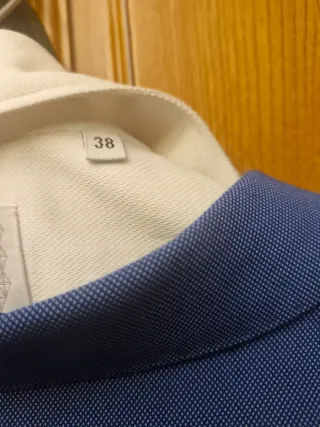 Traje juvenil azul y camisa blanca