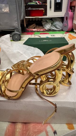 Zapatos de tacón dorados mujer