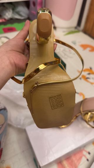 Zapatos de tacón dorados mujer