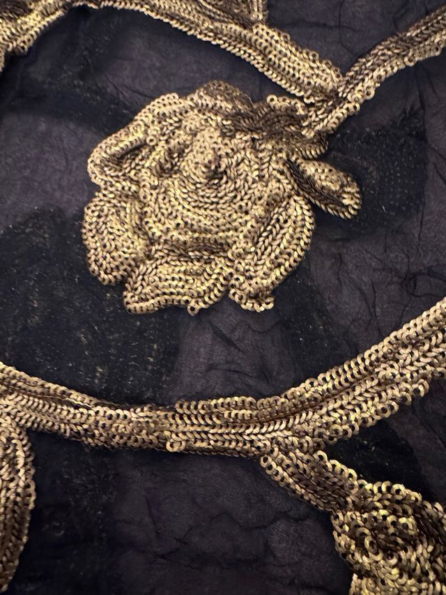 Chal negro con bordado dorado