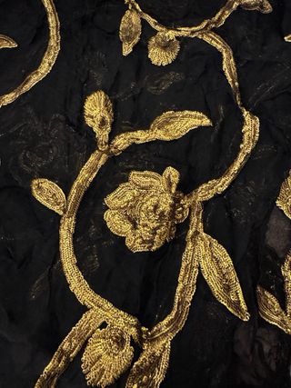 Chal negro con bordado dorado