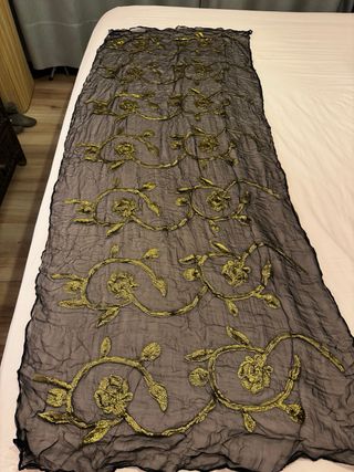 Chal negro con bordado dorado