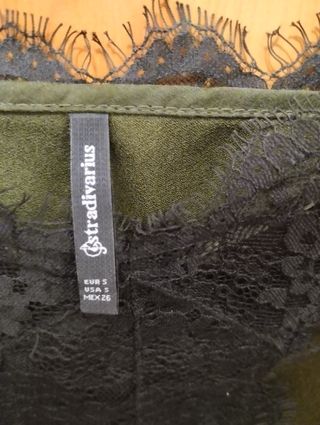Blusa Stradivarius encaje verde talla S
