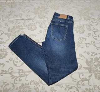 Pantalón vaquero azul con detalles plateados