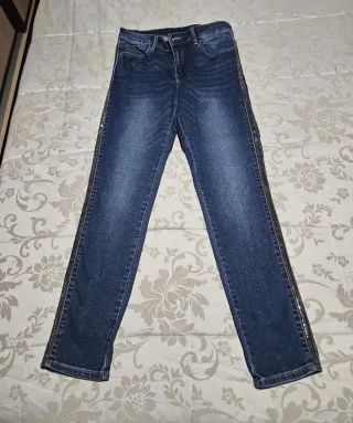Pantalón vaquero azul con detalles plateados