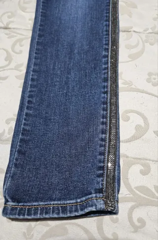 Pantalón vaquero azul con detalles plateados