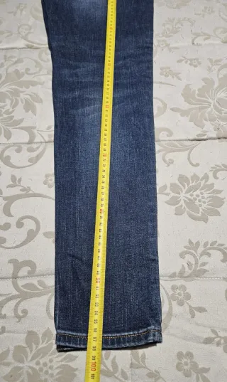 Pantalón vaquero azul con detalles plateados
