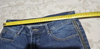 Pantalón vaquero azul con detalles plateados