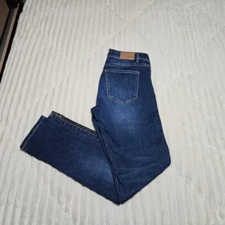 Pantalón vaquero azul con detalles plateados