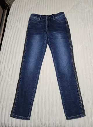 Pantalón vaquero azul con detalles plateados