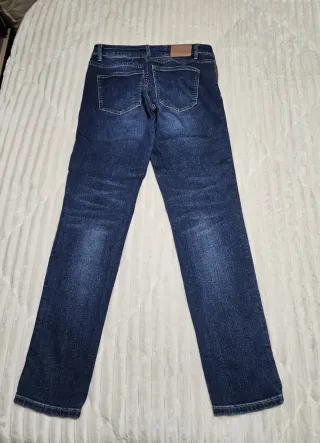 Pantalón vaquero azul con detalles plateados