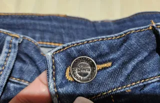 Pantalón vaquero azul con detalles plateados
