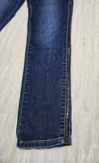 Pantalón vaquero azul con detalles plateados