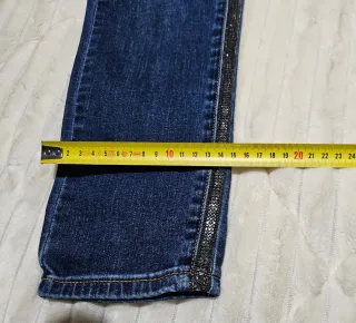 Pantalón vaquero azul con detalles plateados