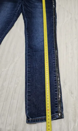 Pantalón vaquero azul con detalles plateados