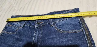 Pantalón vaquero azul con detalles plateados