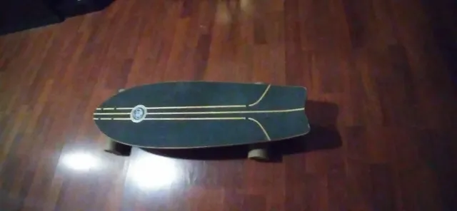 Skate Board Negro con Líneas Doradas