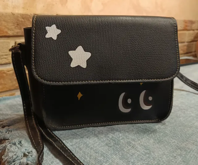 Bolso negro con estrellas y ojos
