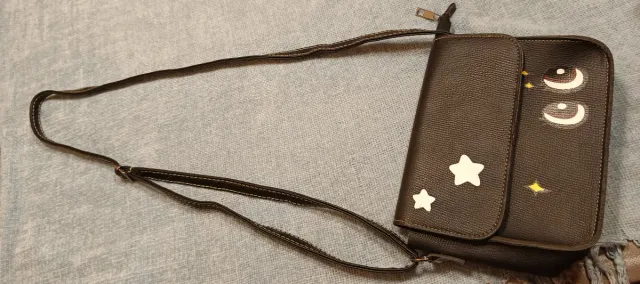 Bolso negro con estrellas y ojos