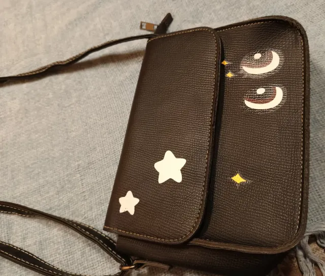 Bolso negro con estrellas y ojos