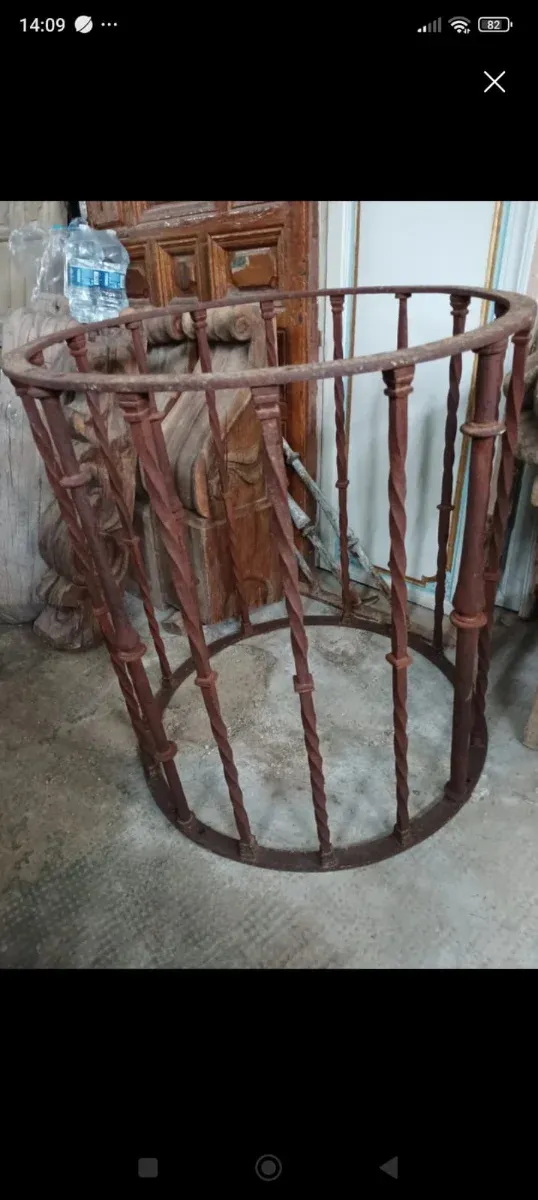 Brocales de pozo antiguos de hierro