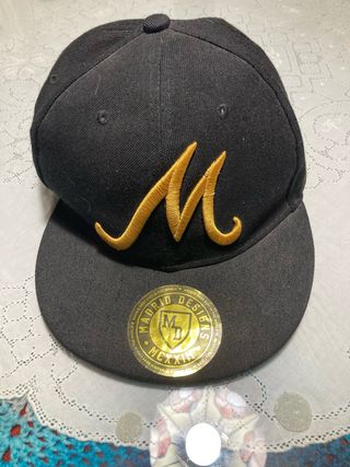 Gorra Madrid Designs Negra con M Dorada