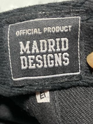 Gorra Madrid Designs Negra con M Dorada