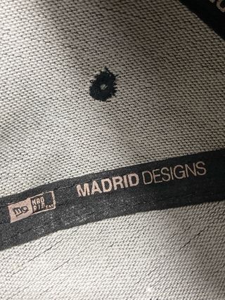 Gorra Madrid Designs Negra con M Dorada