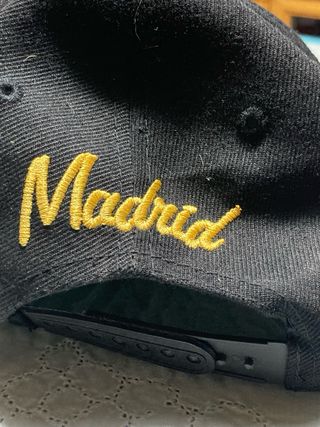 Gorra Madrid Designs Negra con M Dorada