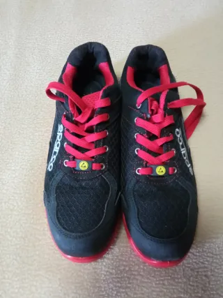 Zapatillas Sparco con puntera de seguridad.