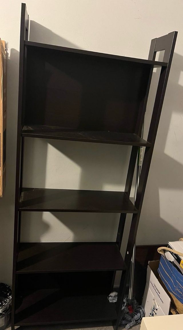 Estantería oscura madera Ikea