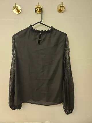 Camisa negra con mangas de encaje