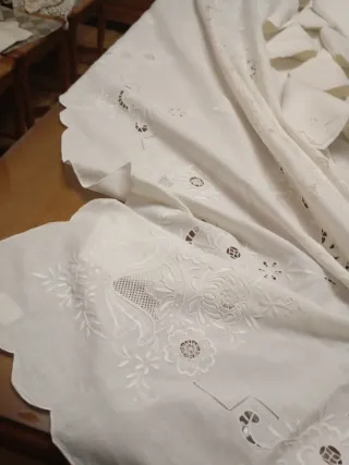Mantelería muy bordada amano nueva