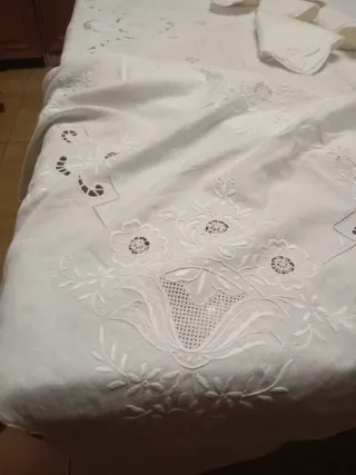 Mantelería muy bordada amano nueva
