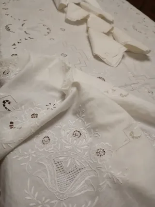 Mantelería muy bordada amano nueva