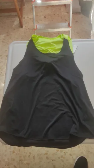 Camiseta deportiva negra y verde