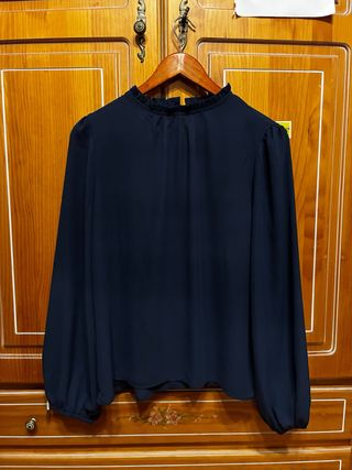 Blusa Shein azul marino con cuello volantes