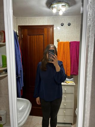 Blusa Shein azul marino con cuello volantes