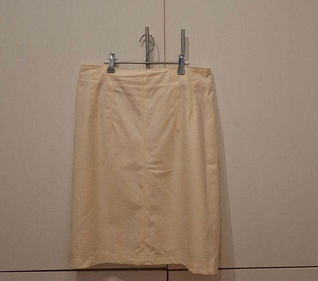 Falda beige clásica con forro