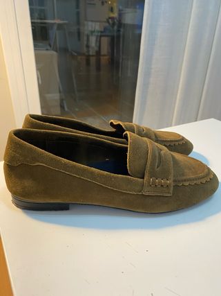 Mocasines de piel marrón mujer Zara.