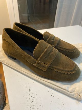 Mocasines de piel marrón mujer Zara.