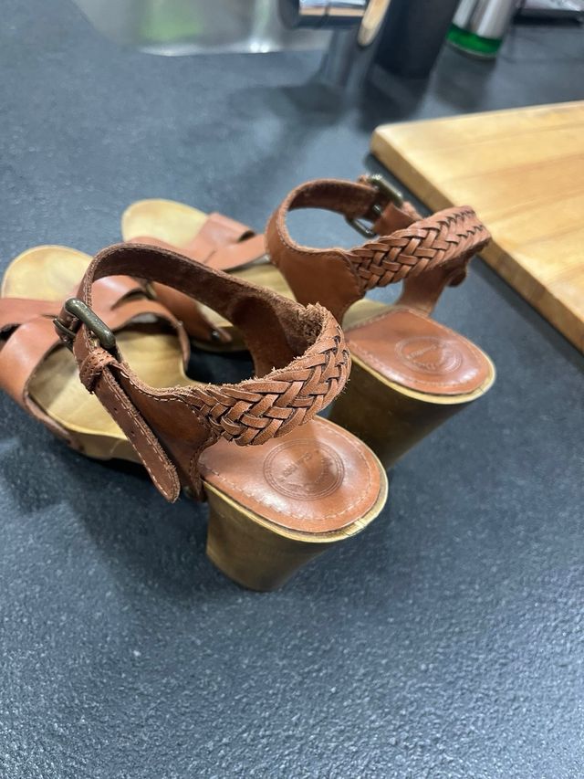 Sandalias de piel con suela de madera